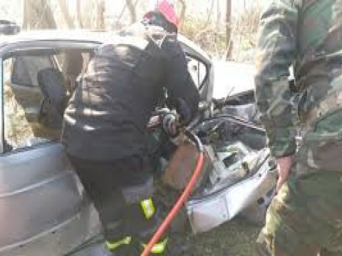 Maşında sıxılmış vəziyyətdə qalan şəxs xilas edildi