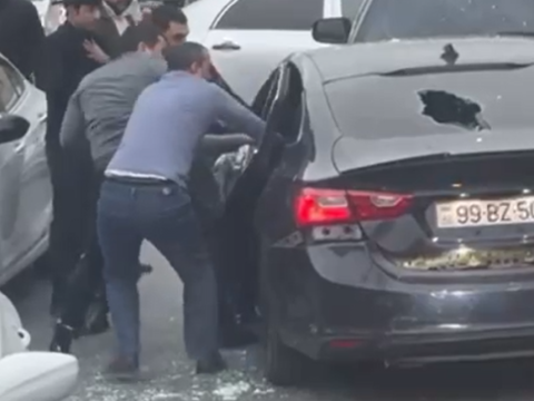 Bakıda sürücünü maşından çıxarıb döydülər - ANBAAN GÖRÜNTÜLƏR