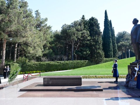 Şimali Makedoniya Prezidenti Heydər Əliyevin məzarını ziyarət edib
