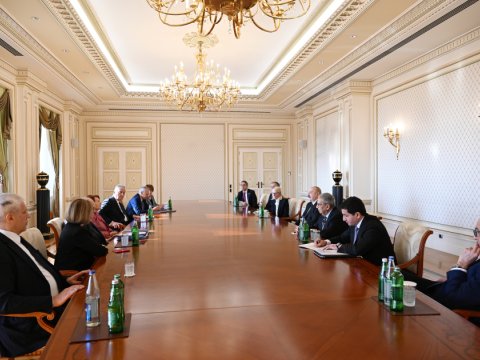 İlham Əliyev Nizami Gəncəvi Beynəlxalq Mərkəzinin üzvlərini qəbul edib