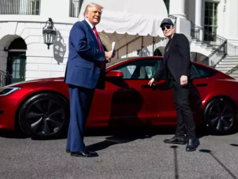 Tramp özünə qırmızı "Tesla" aldı