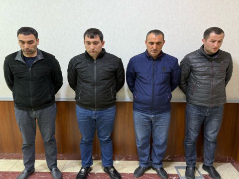 Maşını əzib sürücünü döyənlər həbs olundu