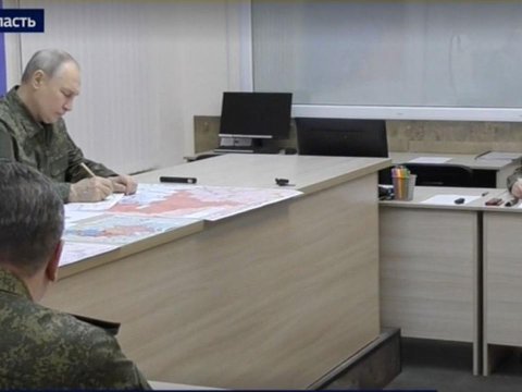 Putin hərbi formada Kurska getdi