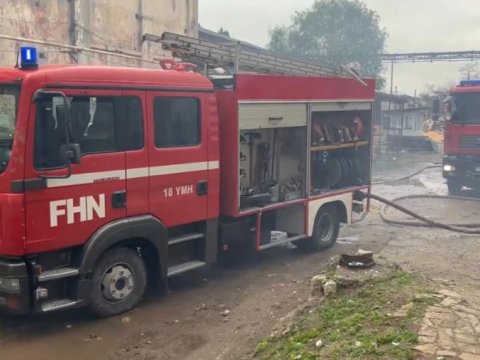 Gədəbəydə 2 mərtəbəli ev yandı