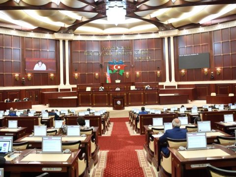 Deputatlar hökumətin hesabatına görə TOPLAŞIR