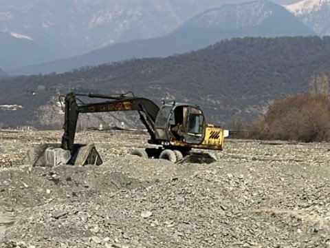 Çaydan qanunsuz qum-çınqıl daşıyanlar saxlanıldı&nbsp;- VİDEO