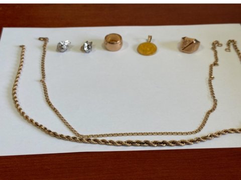 Evdən 7 min manatlıq qızıl oğurlandı