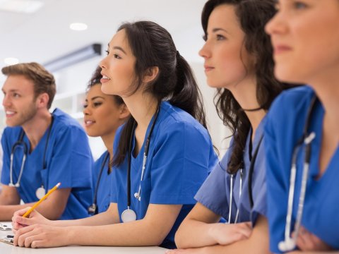 Tibb təhsilini bitirənlərdən neçəsi işlə təmin edilib?