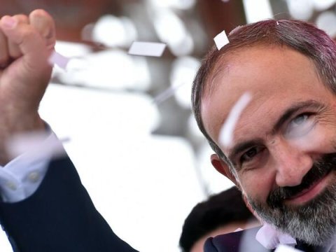 Paşinyanın Ermənistandakı reytinqi çox AZALIB