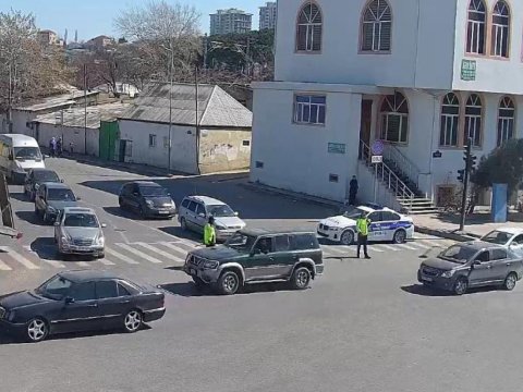 &ldquo;Baksol yolu&rdquo;nda yük maşını aşıb, hərəkətə məhdudiyyət qoyulub -&nbsp;FOTO