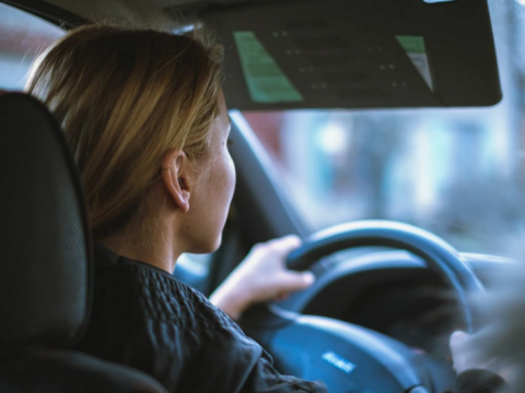 Qəza törədən xanım sürücü xəsarət aldı