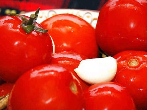 İki nəfər pomidor turşusundan zəhərləndi