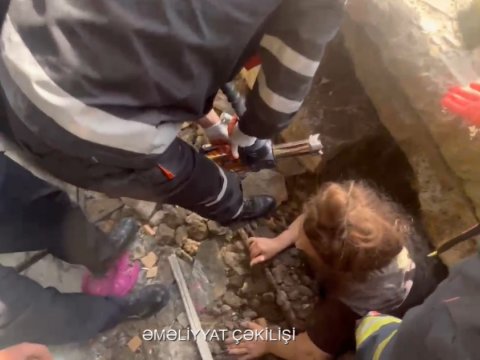 Yaşayış binasının eyvanı uçdu - 1 nəfər dağıntılar altında qaldı