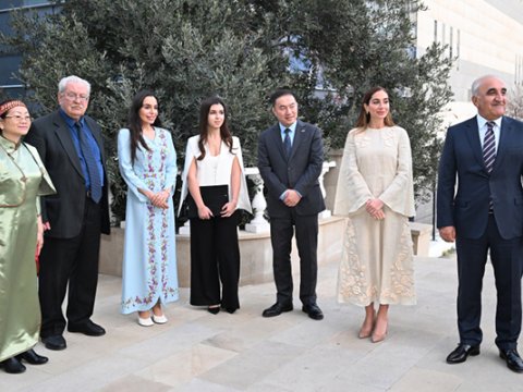 Leyla və Arzu Əliyevalar UNEC-də Çin dili təhsili alan tələbələrlə&nbsp;- FOTOLAR