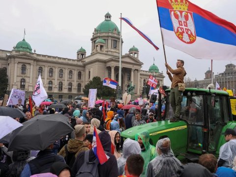 Serbiyada vəziyyət gərginləşir &ndash; 100 min insan ayağa qalxdı