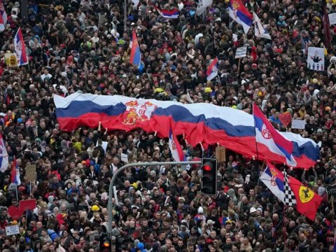 Belqradda etiraz aksiyası iğtişaşlara çevrilir