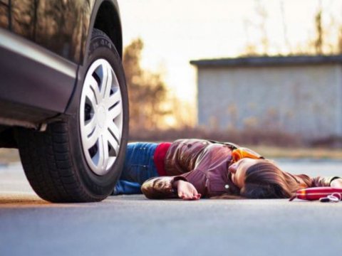 Avtomobil piyada qadını vuraraq ÖLDÜRÜB