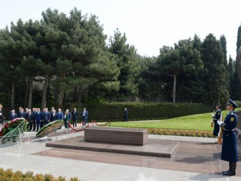 Matviyenko Heydər Əliyevin məzarını ziyarət edib