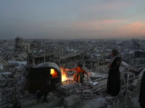 Qəzza yenidən bombalandı -&nbsp;200 nəfər ÖLDÜ