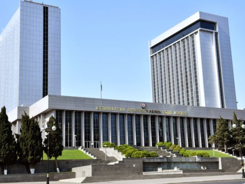 Parlamentin iclası başladı: gündəlikdə 14 məsələ var - SİYAHI