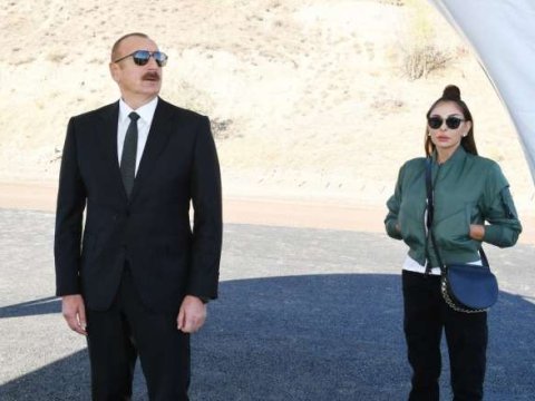 Prezident Suqovuşan sakinlərinə mənzillərin açarlarını təqdim etdi