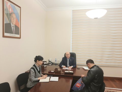 Əhliman Əmiraslanov parlamentdə vətəndaşları qəbul edib