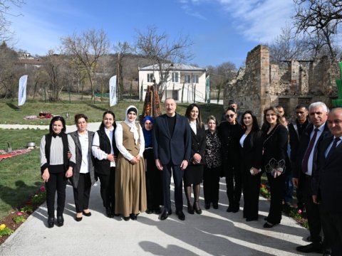 Prezident və xanımının Həsənriz sakinləri ilə görüşündən FOTOLAR