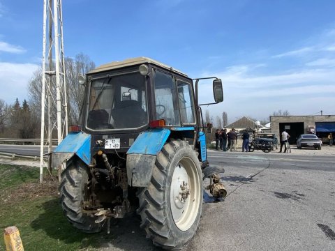 Traktor "Vaz-2106"&nbsp; ilə toqquşdu: ölən var