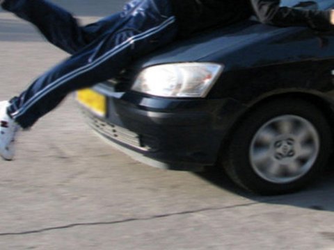 Maşını sürətlə sürdüyü üçün döyülən sürücü&nbsp;3 nəfəri vurdu