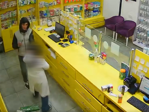 Aptekdə satıcını bıçaqla hədələyib quldurluq etdilər&nbsp;- ANBAAN GÖRÜNTÜLƏR