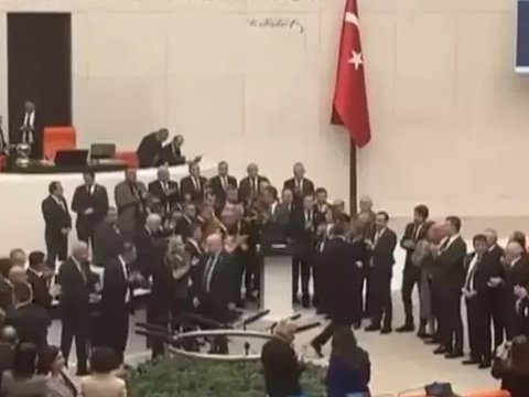 TBMM-in iclası deputatların etirazına görə&nbsp;təxirə salındı