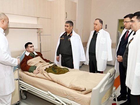 Zakir Həsənov hospitalda müalicə olunan hərbçilərə&nbsp;baş çəkdi - FOTO