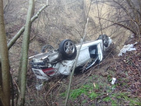 Maşın dərəyə aşdı - yaralılar var