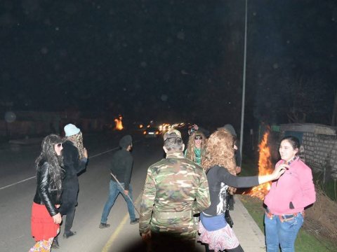 Kişilər qadın paltarı geyinib rəqs edir - Adətlərimizə ZİDDİR