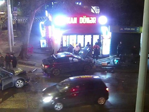 Bakıda qəza: svetofor yararsız hala düşdü