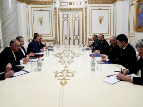 Paşinyan Araqçi ilə regional məsələləri müzakirə etdi