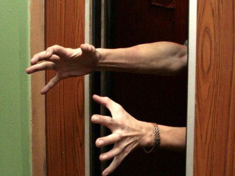 Liftdə köməksiz qalan şəxs xilas edildi