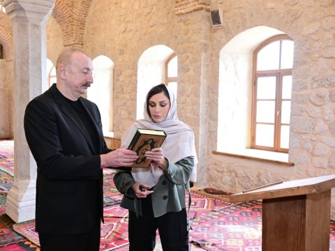 İlham Əliyev və birinci xanım Şuşadakı tarixi məsciddə - FOTOLAR