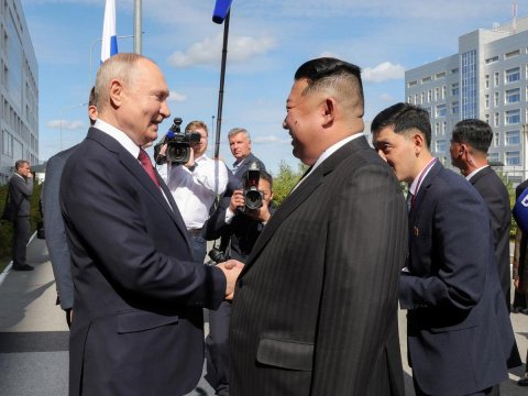 Putin Şimali Koreya liderini təltif etdi