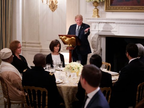 Tramp iftar süfrəsində