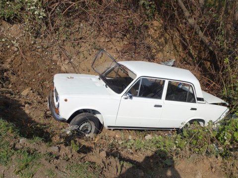 Maşın çuxura düşdü: yaralı var - FOTO