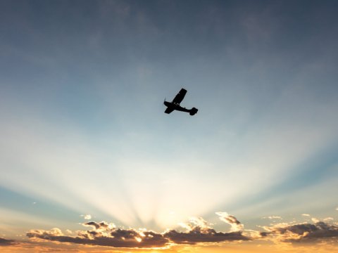 Təyyarə yaşayış binasına düşdü