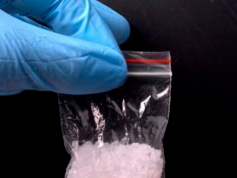 Həbsdəki ərinə narkotik keçirmək istədi, yaxalandı