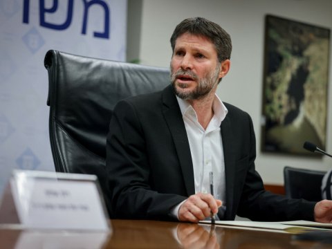 İsrailin maliyyə naziri istefa verdi