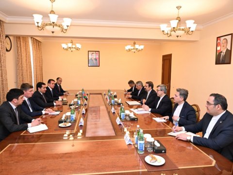 Hikmət Hacıyev&nbsp;Sənayi ilə görüşdü