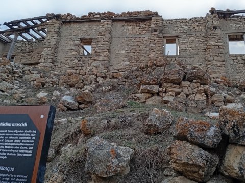 Qrız kəndindəki məscid niyə uçub-dağılır? - FOTOLAR