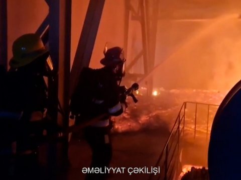 Sexdə güclü yanğın - Hadisə yerindən GÖRÜNTÜLƏR