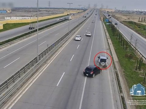 Aeroport yolunda geriyə hərəkət edən maşınlar qəza törətdilər -&nbsp;VİDEO