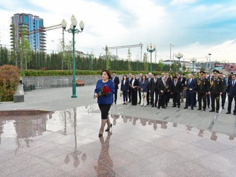 Sahibə Qafarova Heydər Əliyevin abidəsini ziyarət etdi - FOTO