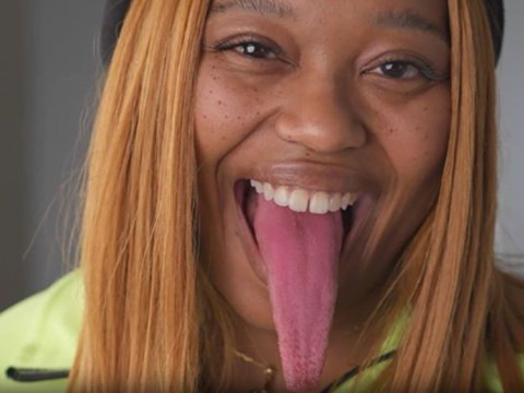 Dünyanın ən uzun dilli qadını - VİDEO